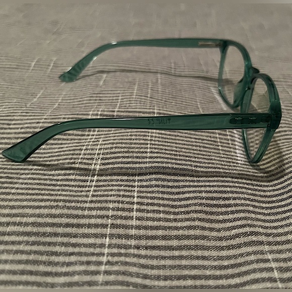 Blue light blocking glasses (no rx) - Picture 2 of 3